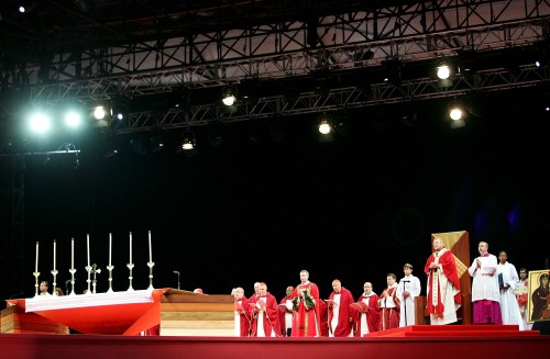 A view of the Sanctuary during the Opening Mass of Welcome of World Youth Day Sydney 2008 at Barangaroo on July 15, 2008 in Sydney, Australia.  (Photo by World Youth Day)